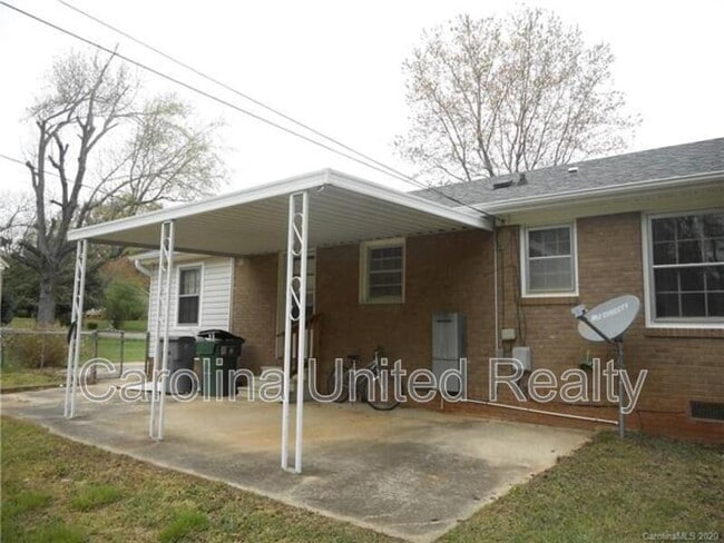 Building Photo - 5500 Larchmont Ave