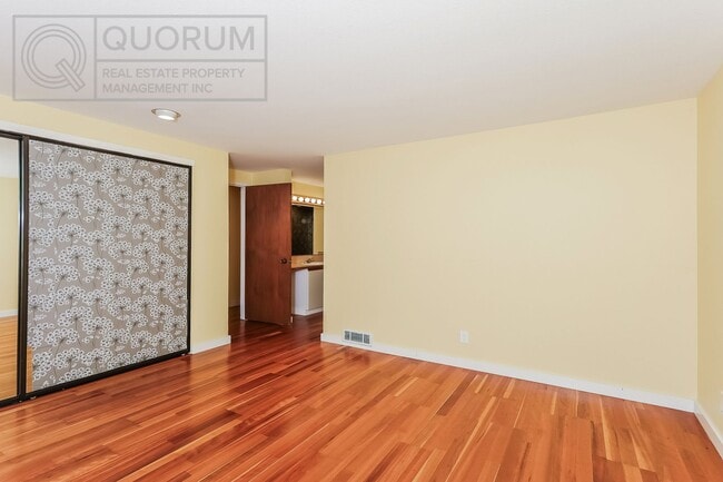 Building Photo - Spectacular Top Floor Condo with Stunning Views in Queen Anne