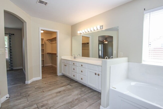 Building Photo - 3 Bedroom Home in Viewpoint East  Applicat...