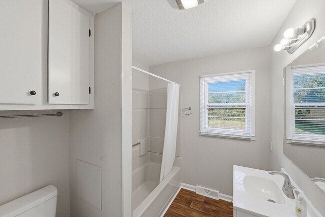 Building Photo - Beautifully Maintained 3BR Home with Hardwood Floors & Private Yard!