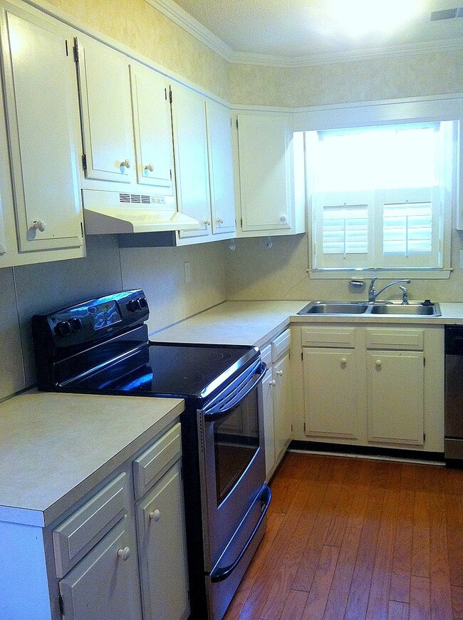Building Photo - 3BR/2BA Home with Fireplace and Fenced Yar...