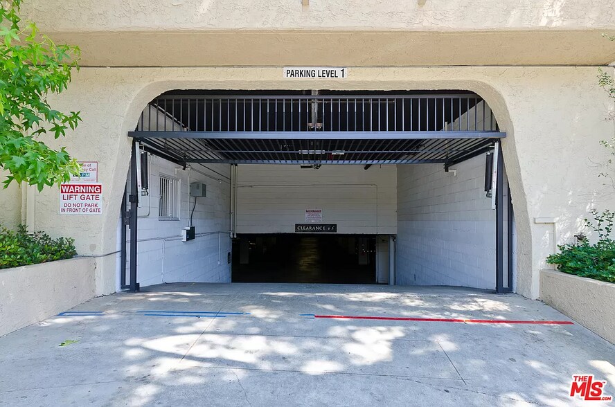 Building Photo - 10982 Roebling Ave