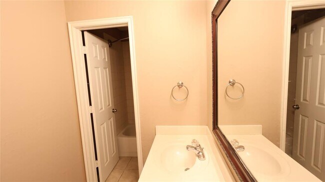 Building Photo - 847 Rambling Oaks Dr