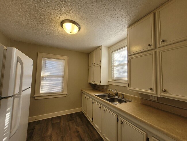 Building Photo - Pet Friendly 2 Bedroom Home with detached garage!