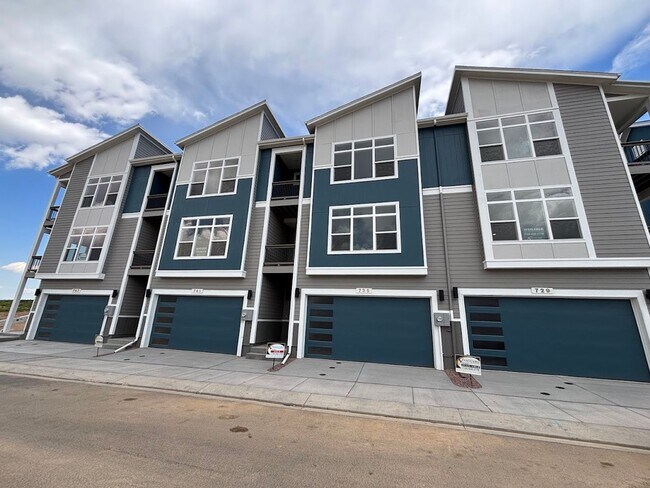 Building Photo - Luxury 4 Bed Townhouse with Amazing City and Mt Views on Westside