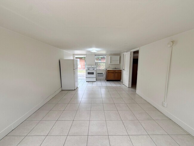 Building Photo - 605 33rd St