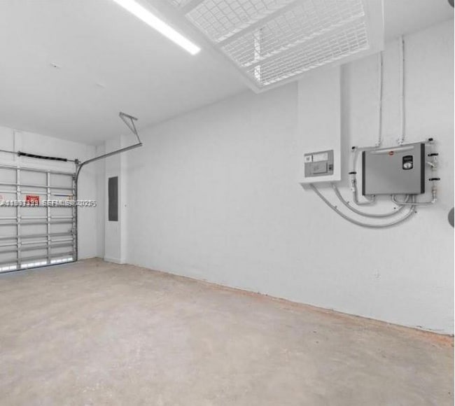 Building Photo - 701 SE 14th Ct