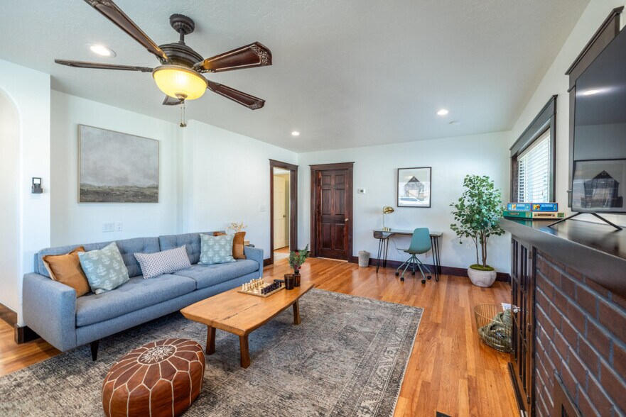 Building Photo - 3076 Melbourne St