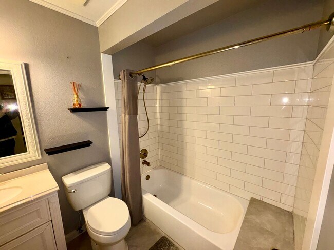 Building Photo - Stunning Morrison 3 bed/2 bath Corner Lot