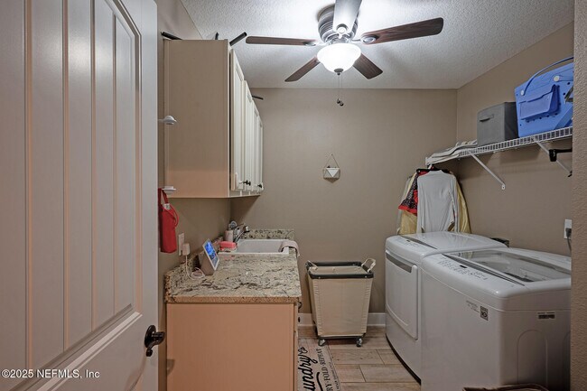 Building Photo - 3693 Lightview Ln