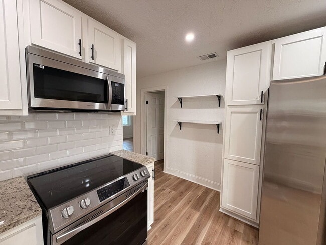 Building Photo - Home For Rent in Tampa - FULLY FENCED IN BACKYARD!