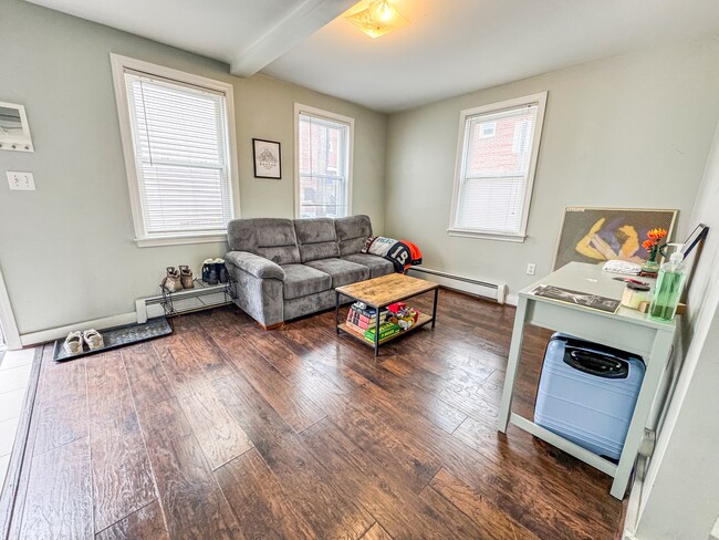 Building Photo - 123 Willow St