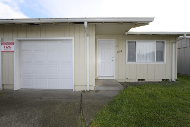 Front - 4768 State St