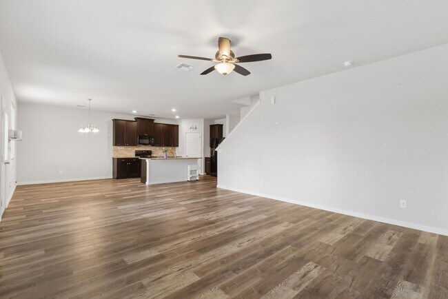 Building Photo - 4 Bedroom/2.5 Bath Paloma Subdivision