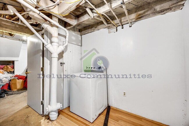 Building Photo - Charming 1 Bedroom with Natural Light & Ba...
