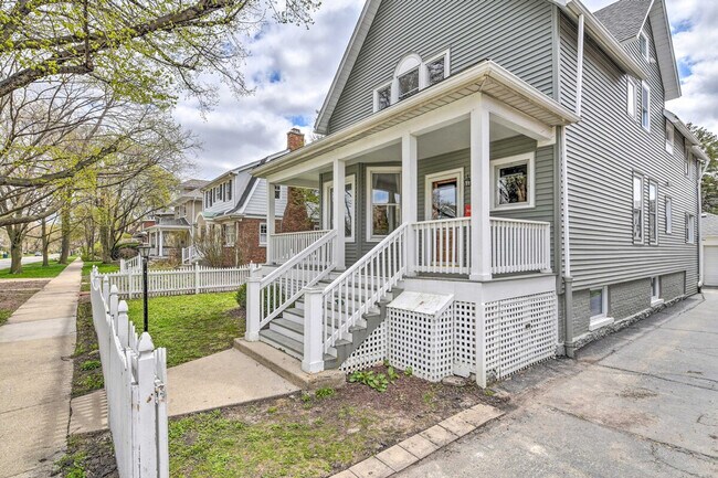 Building Photo - 1129 Augusta St