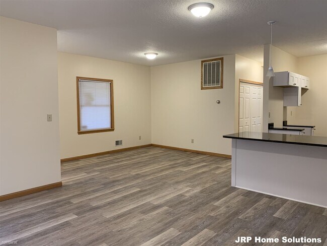 Building Photo - 2 br, 1 bath Apartment - 6400 Gillis Dr Ste A