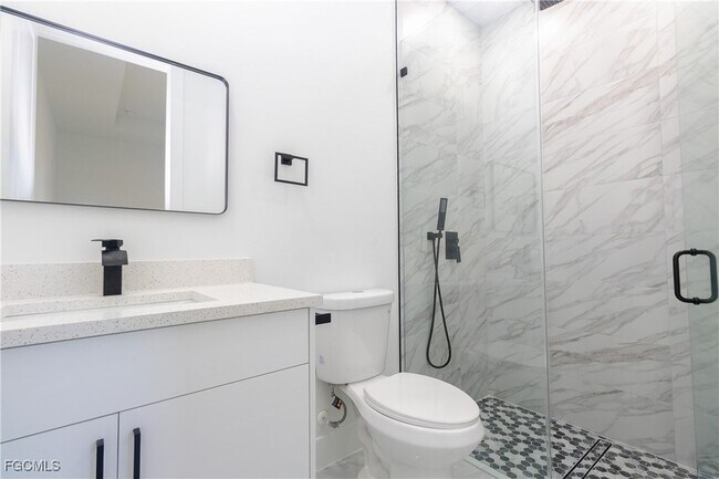 Building Photo - 843 Duplex St E