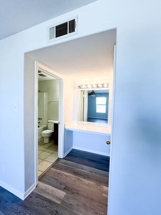 Building Photo - 2302 Wales Cir