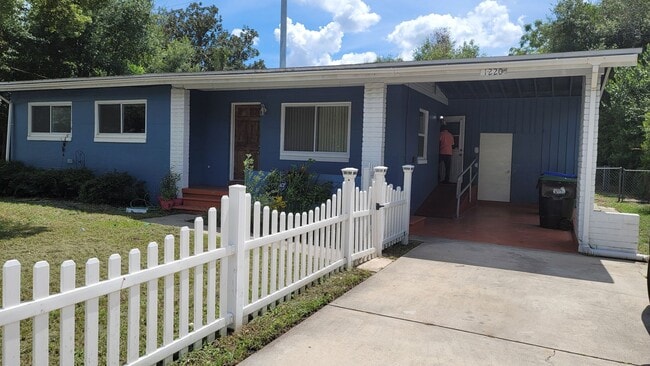 Building Photo - 4 Bedroom, 2 bath in Orlando. Fenced in ya...