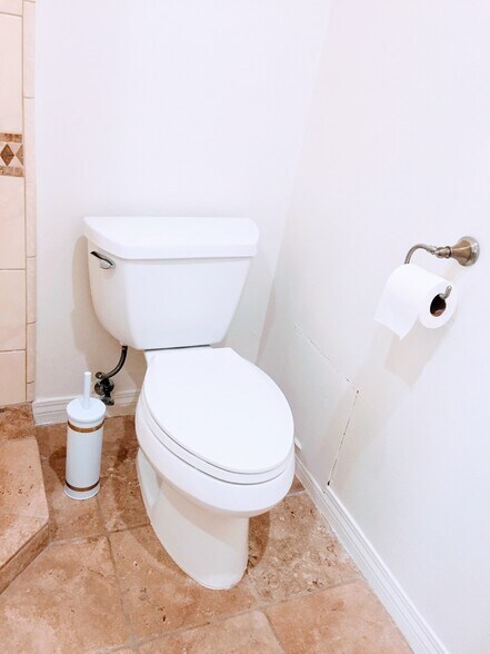 Main bathroom - 999 San Pasqual St