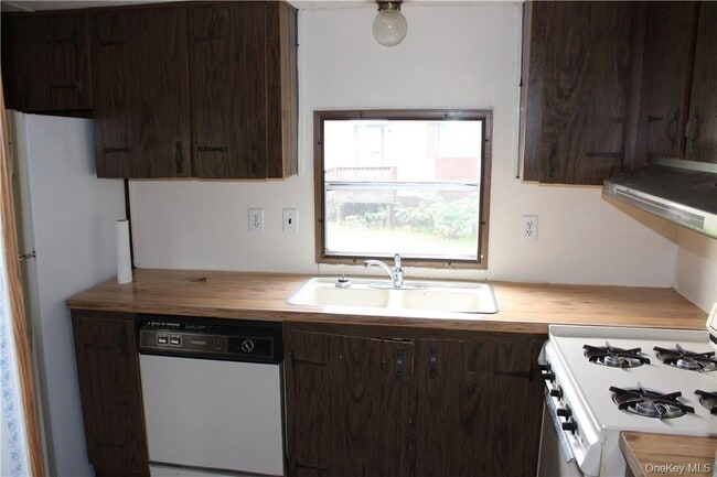 Building Photo - 16 Tanglewood Park Dr