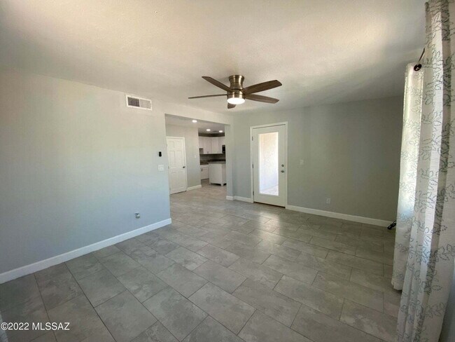 Building Photo - 2 bedroom single family w/yard & W/d