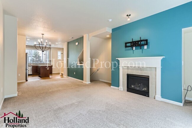 Building Photo - Spacious End-Unit Condo in Prime Beaverton...