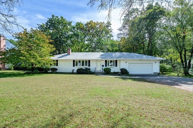 Building Photo - 557 Maple Rd