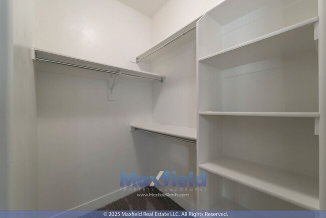 Building Photo - BRAND NEW CARPET - 6BD 4BTH 2GAR - Home in...