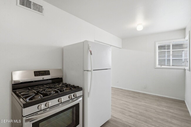 Building Photo - 3912 Kemp Ave