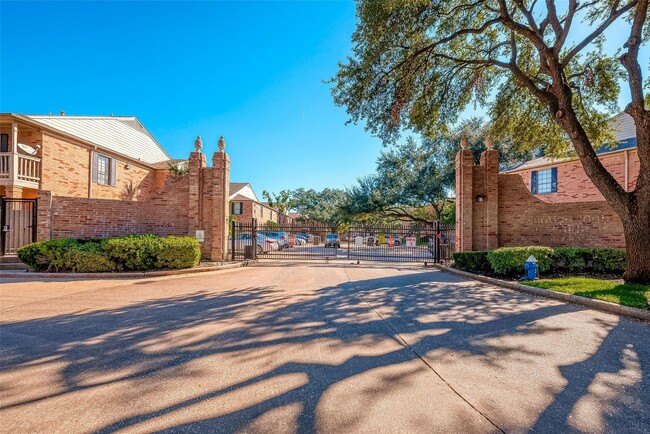 Building Photo - 2255 Braeswood Park Dr