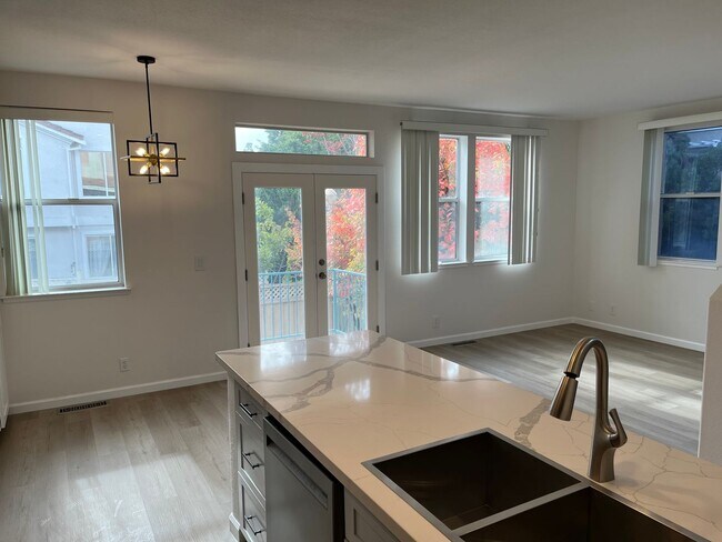 Building Photo - Remodeled Townhome in the Heart of Cupertino!