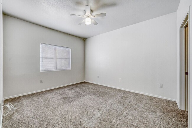 Building Photo - Adorable 1st Floor Condo In Gated Community!