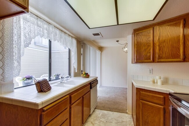 Building Photo - Spacious Townhome in University City for Rent!