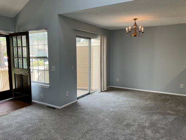 Building Photo - Coming Soon! Charming Townhome South Aurora