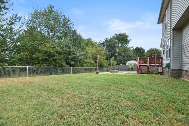 Building Photo - Pet Friendly Three Bedroom!