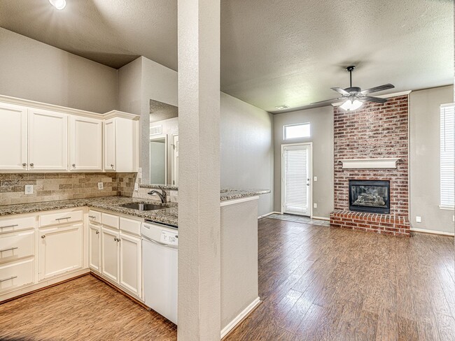 Building Photo - Updated home in Edmond + 3 bed + 2 bath + ...