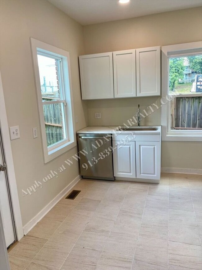 Building Photo - Remodeled 3 Bed 1.5 Bath Home in Kansas Ci...