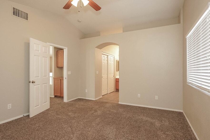 Building Photo - 9524 Friant St