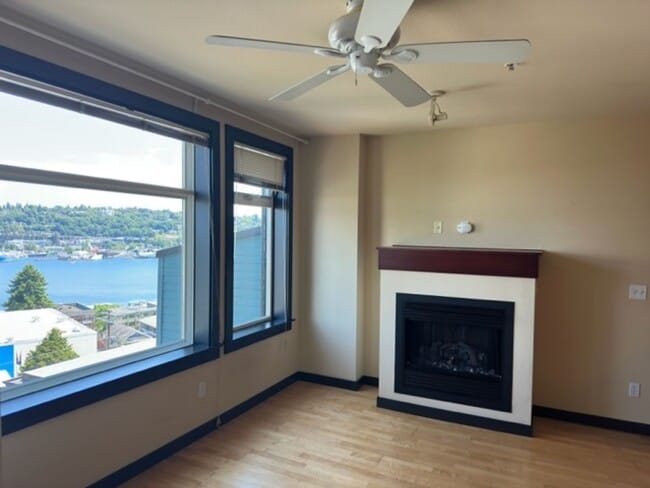Building Photo - Ideally Located Seattle Open 1 Bed Unit w/ Breathtaking Views!