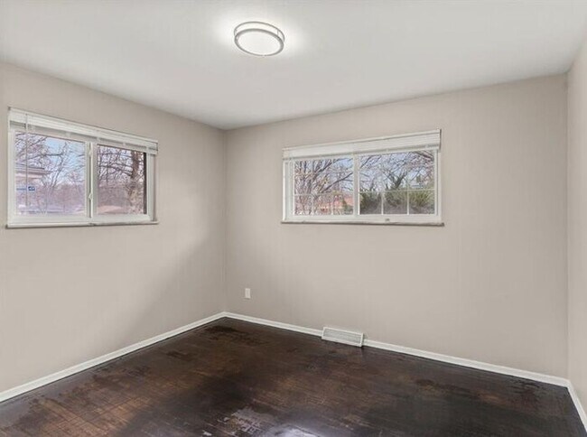 Building Photo - Freshly refreshed and move-in ready!