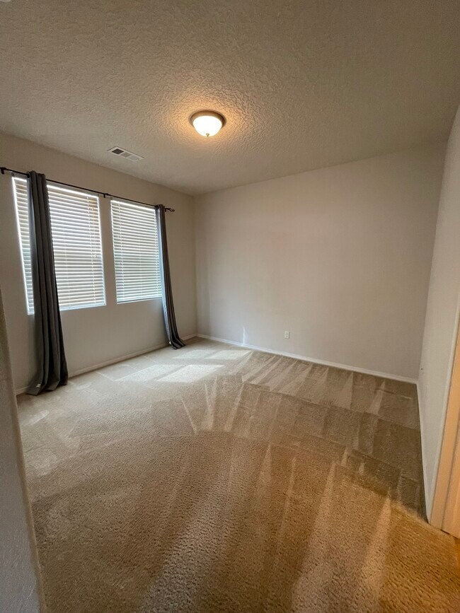 Building Photo - 2204 Delfinio Dr SE