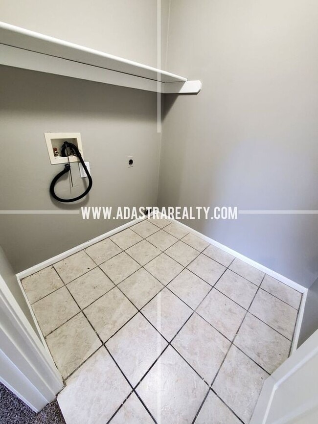 Building Photo - Spacious Duplex in the Heart of Olathe-Com...