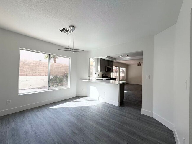 Building Photo - Beautifully renovated and move-in ready home located in the heart of Green Valley