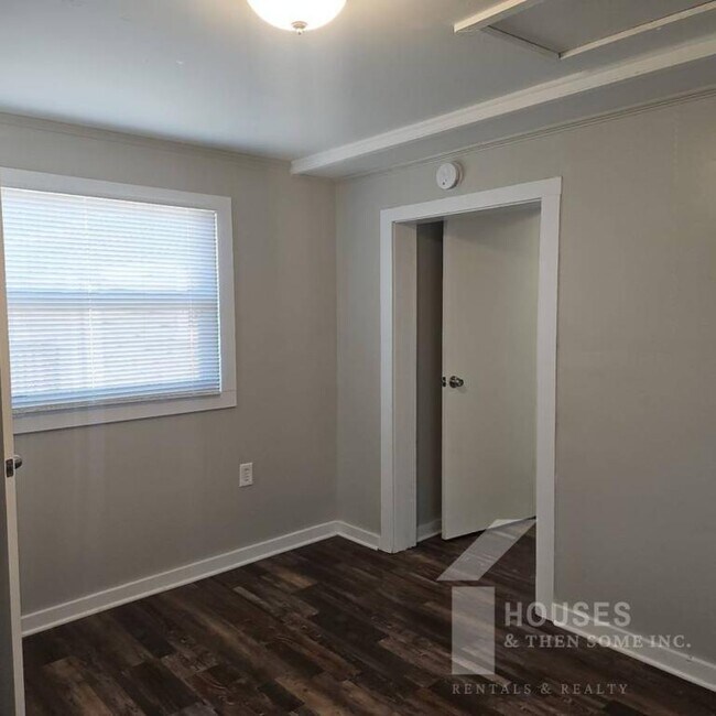 Building Photo - 250 Kirkland Ave