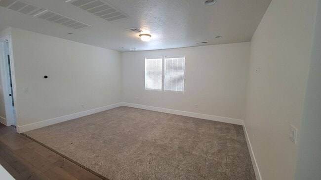 Building Photo - Washington Fields 4 bed | 3 1/2 bath | 3 c...