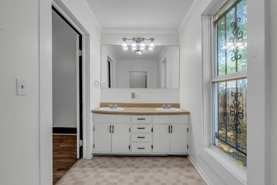 Building Photo - 1425 College St