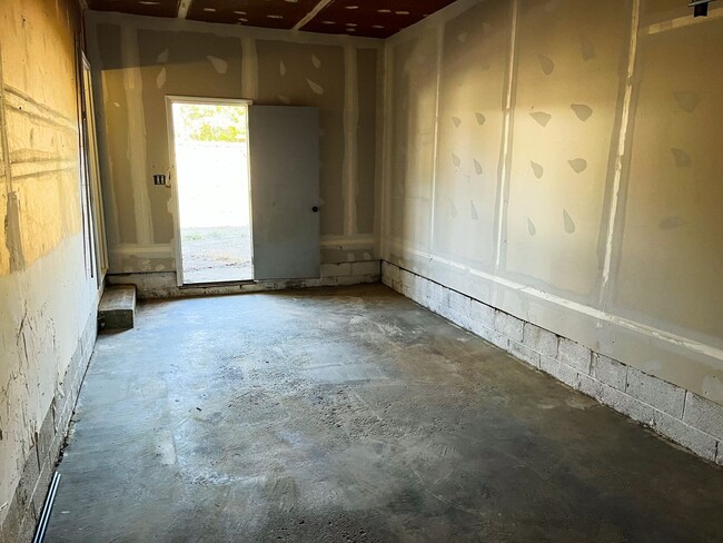 Building Photo - Charming South Columbus Home with Deck, Garage & Modern Upgrades