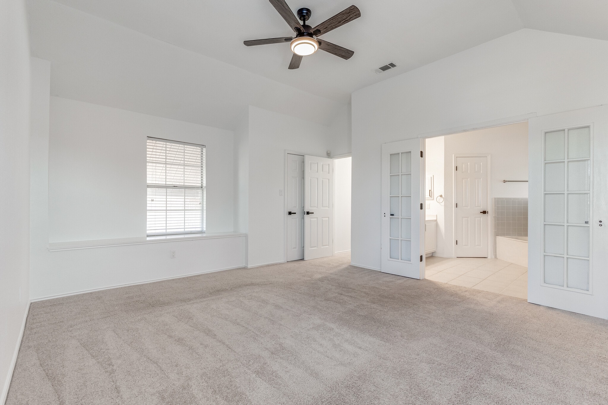 Building Photo - 6841 Bellehaven Dr